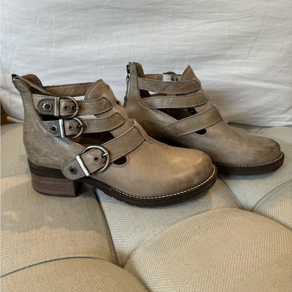 Dromedaris taupe bootie.